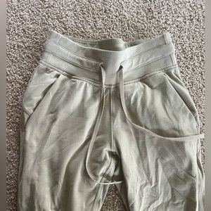 Women’s Lululemon Sweats Sz 0 - Cream color